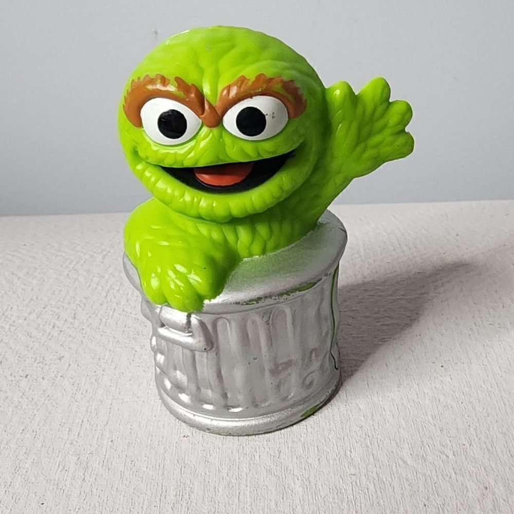 2013 Oscar The Grouch Trash Can Toy Henson Sesame Workshop Hasbro Figure 2.5”